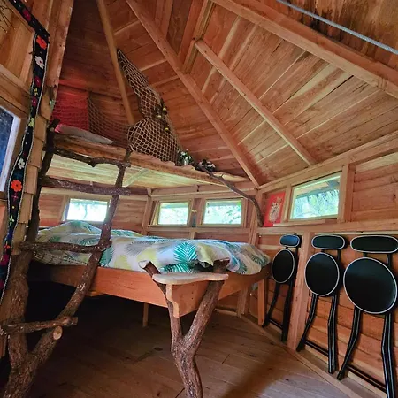 Dans Les Arbres - Les Lutins Camping